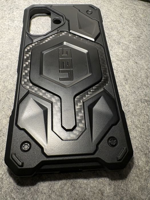 Vând husa de Iphone 16, marca UAG-Monarch