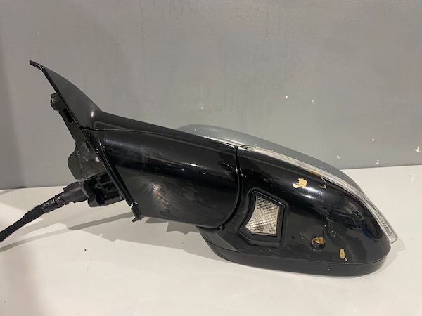 Oglinda stanga electrica cu rabatare bec memorie VOLVO V60 D6 HYBRID 31402610 31402570