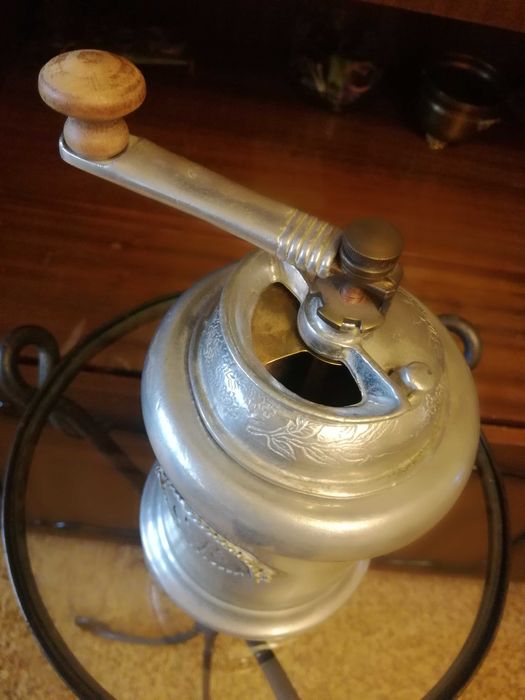 Старинна мелничка за подправки и кафе