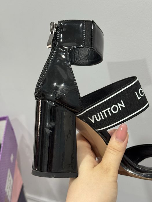 Продам босоножки