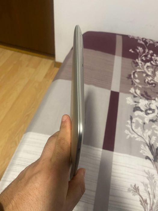 Vînd macbook Air în stare foarte bună de funcționare cu încărcător ori