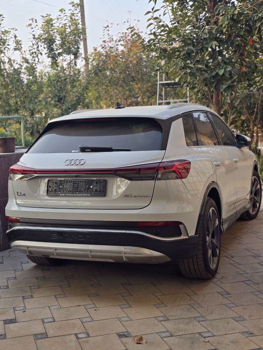 Audi.  Q4   40e-tron