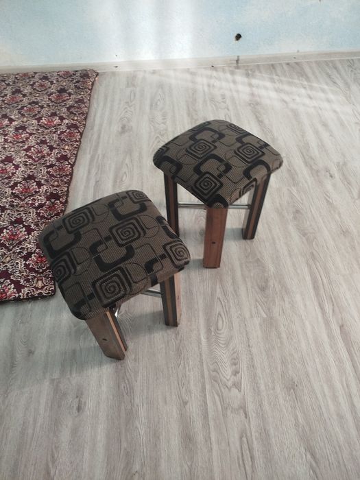 Продам кресло мягкое и 3 табуретки и стол стеклянный .за все 300000.