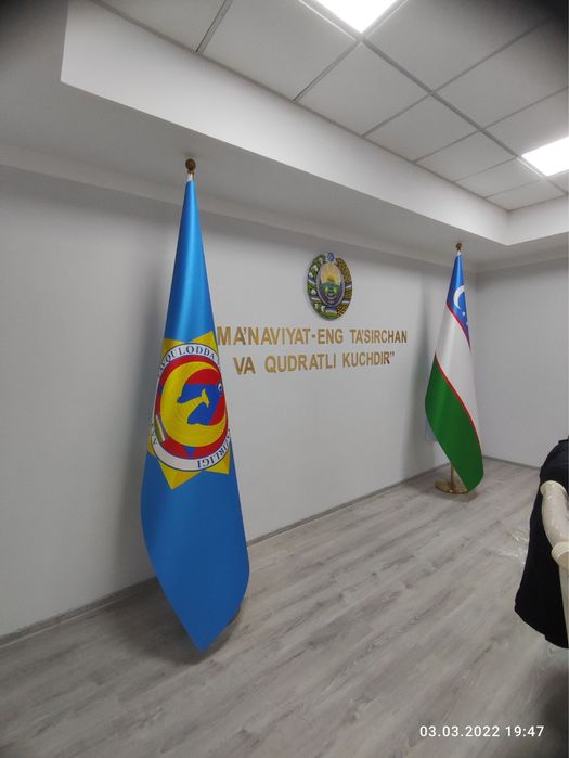 Bayroq xoxlagan turdagi ofis ishxona va kochalarga ilasigan bayroq