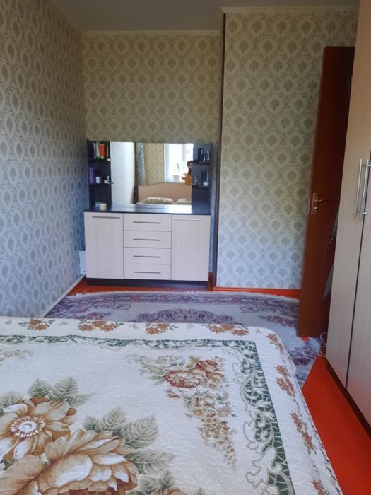 Дом с двором,рядом времянка