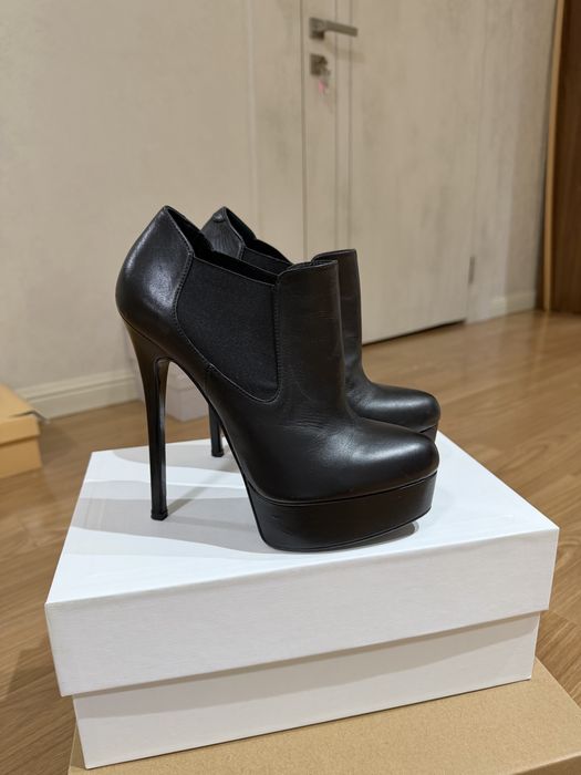 Ботильоны на высоком каблуке