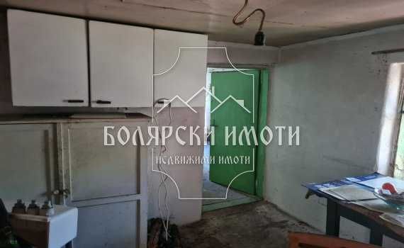 Къща с двор в Центъра на Дебелец