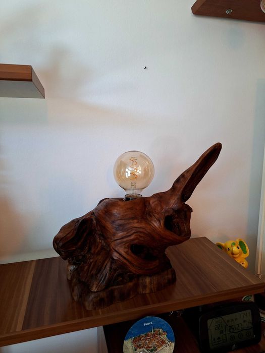 Ръчно изработена настолна лампа от дърво