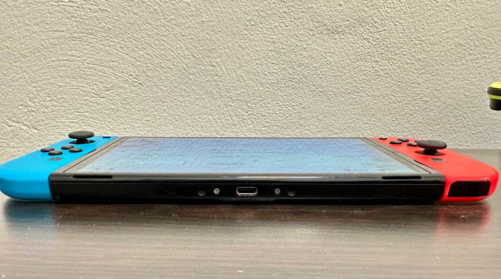 Nintendo Switch OLED HEG-001 + Joy-Con originale + Grip