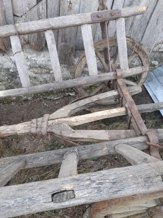 Carută rustica din lemn  în stare bună de conservare  fără rupturii