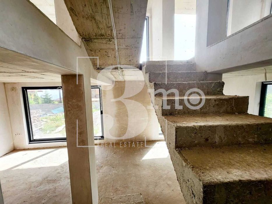 „3mo“ продава новострояща се луксозна къща, находяща се в с. Бистрица