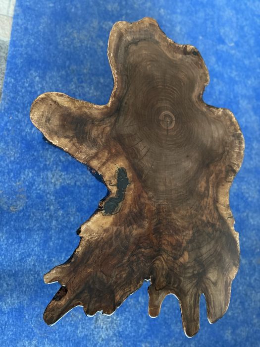 Орехова маса със смола