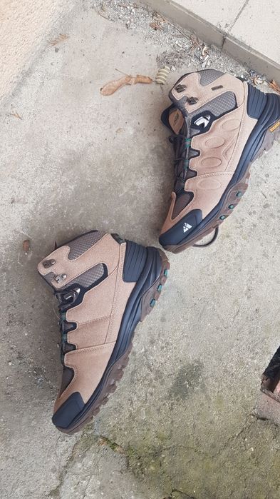 Нови туристически обувки Hikeup