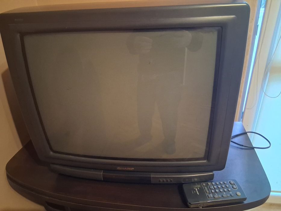 Подарявам 3 броя работещи стари телевизора