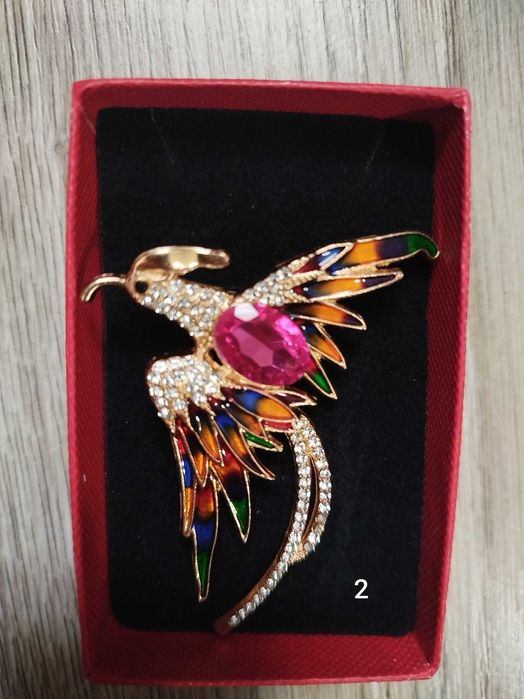 Страхотни брошка в кутия