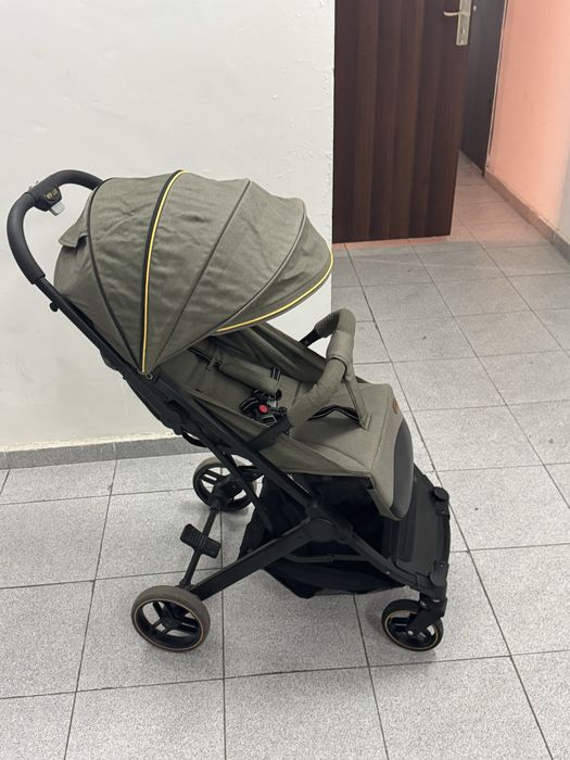 Продам коляска легкая срочно