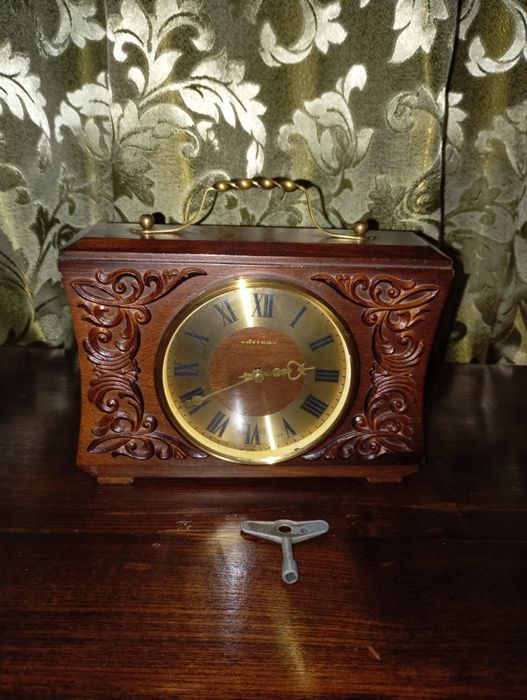 Часы " Весна " механические .