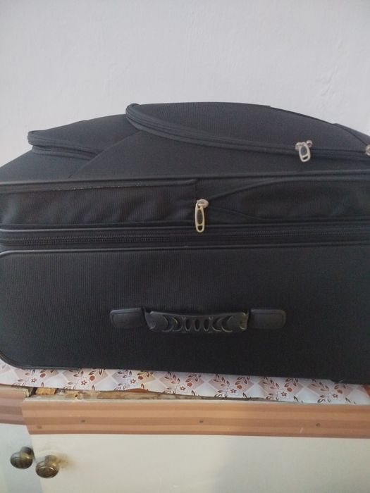 Продам чемодан на колесах. 15000