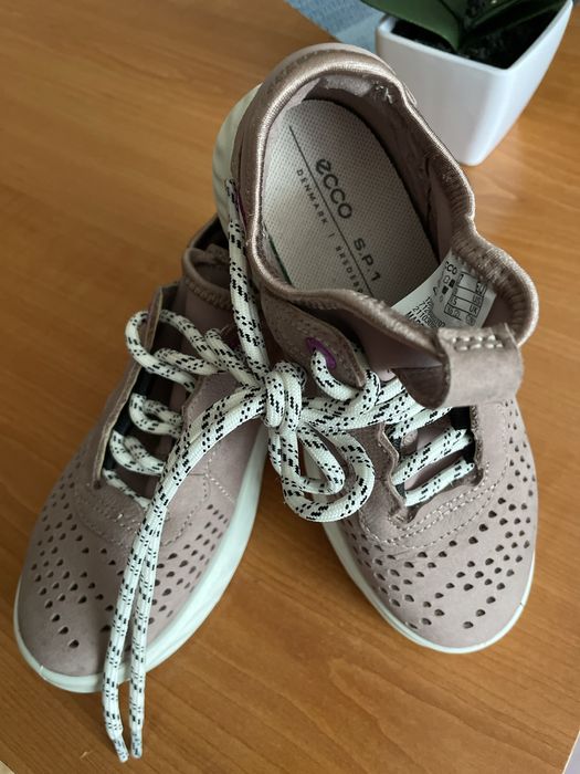 Кроссовки на девочку