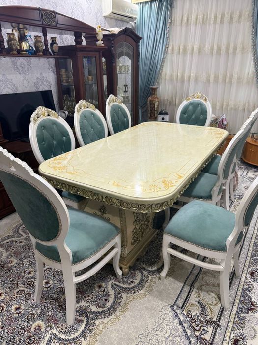 Стол и стулья для гостиной