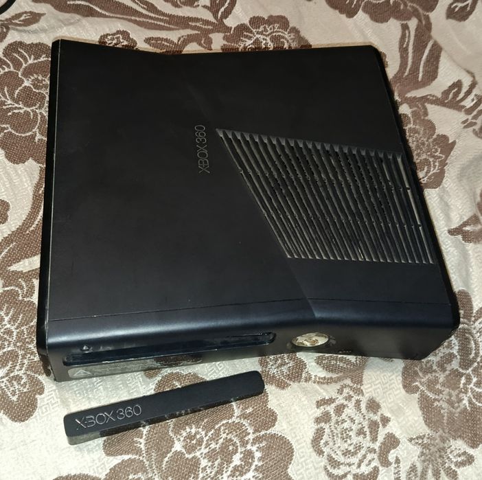 Продам XBOX 360 ( сломанный)