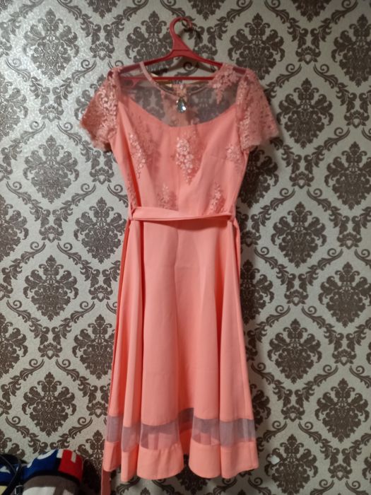 Продам красивые два платья и пиджак