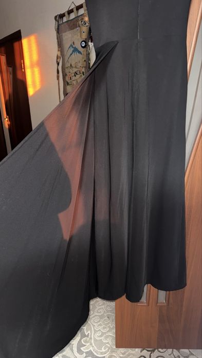 Черное платье со шлейфом