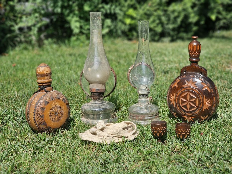 Lot obiecte vechi țărănești - Lămpi cu gaz și plosce lemn sculptate vintage