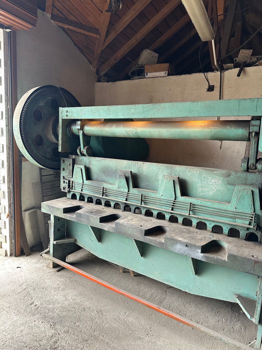 Гилотина за рязане на ламарина