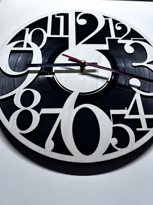 Ceas de perete handmade din vinil și lemn – design modern si elegant