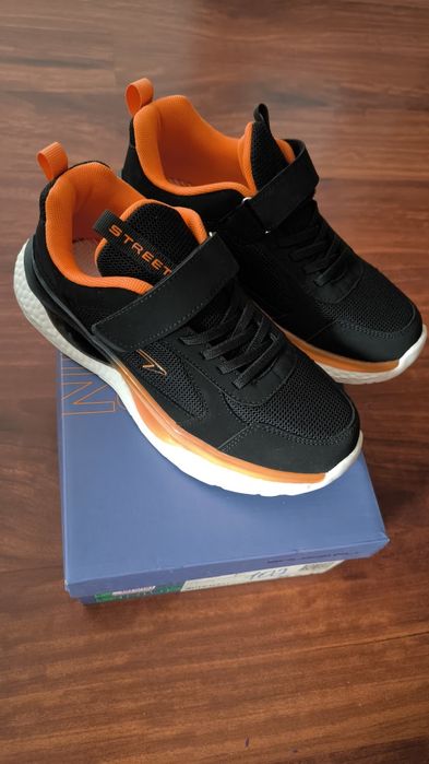 Кроссовки для мальчика , размер 35 .