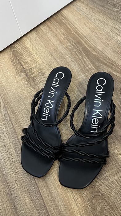 Новые шлепанцы Calvin Klein