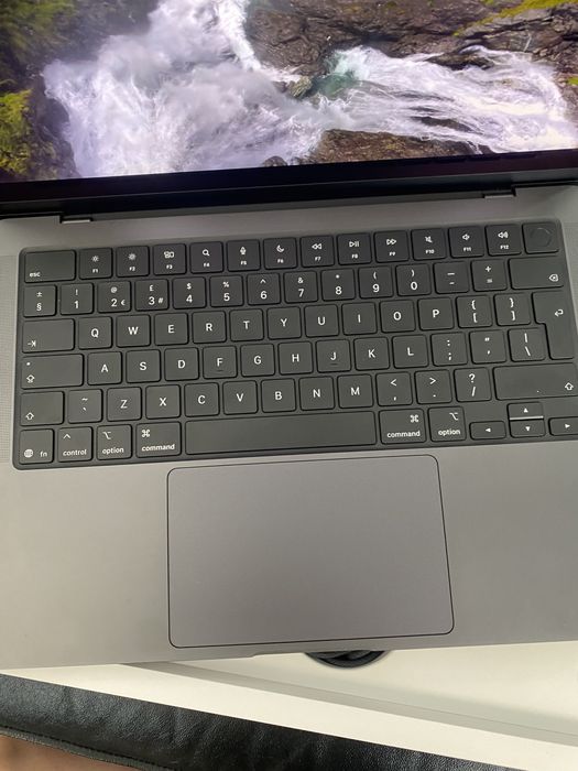 MacBook Pro 14 inch M5, 1 TB, 16 GB RAM, Black, Ca nou
