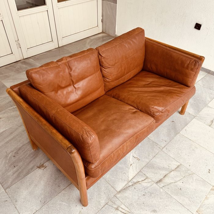 Двуместен  датски диван естествена кожа с масивна дървена конструкция