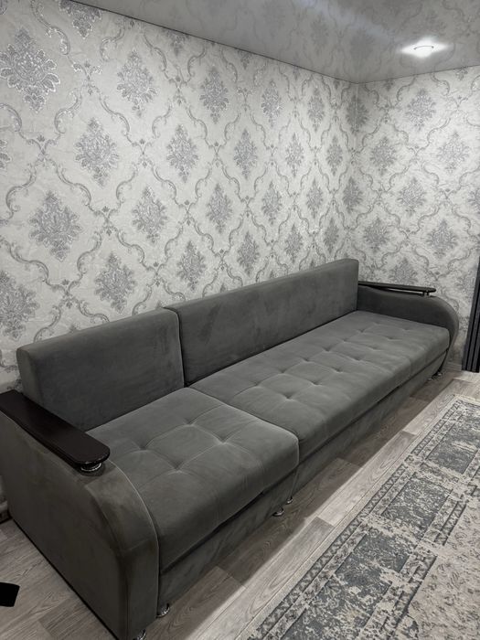 Продаётся диван длиной 3,5 метра.
