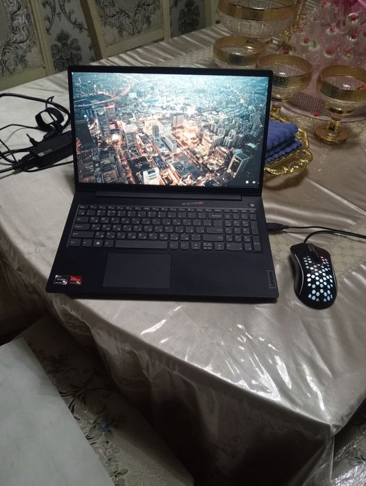 Срочно!!!Noutbuk Lenovo 8/512GB R5