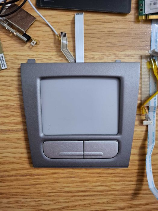 Diferite componente electronice Laptop pad, difuzoare, CD Player