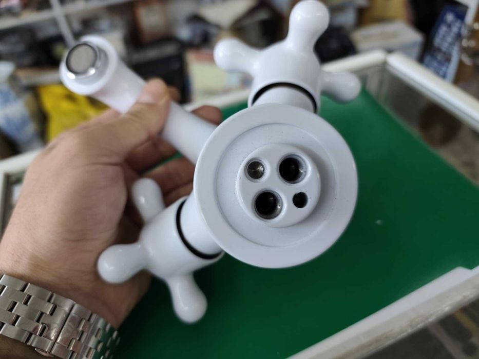 Нов бял смесител за мивка