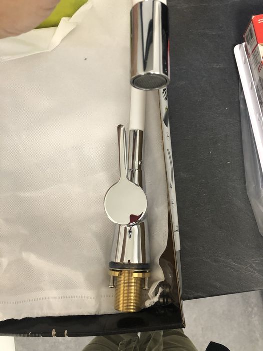 Кухненски смесител Fala с гъвкава лебедка- бял