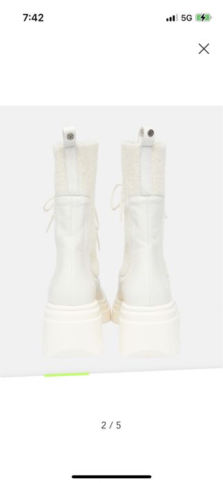 Бели и сиви ботуши