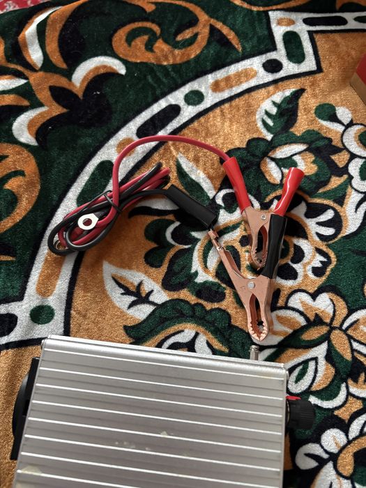 Invertor tensiune auto