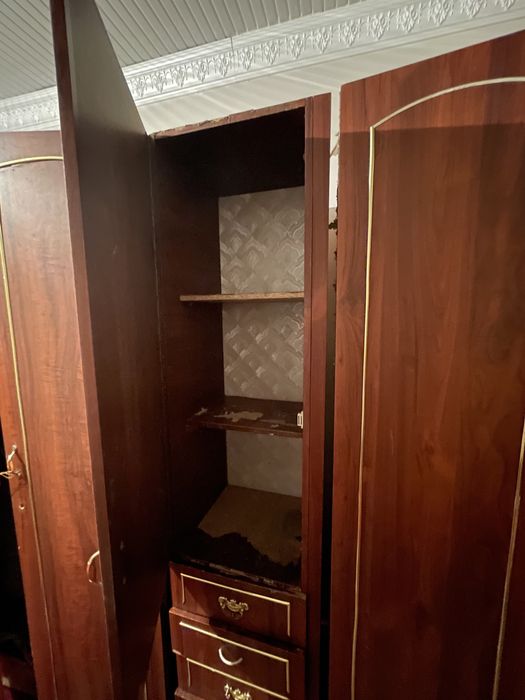 Шифоньер советских времен