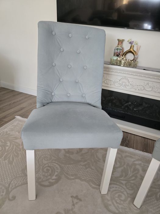 Vând  scaune din lemn masiv