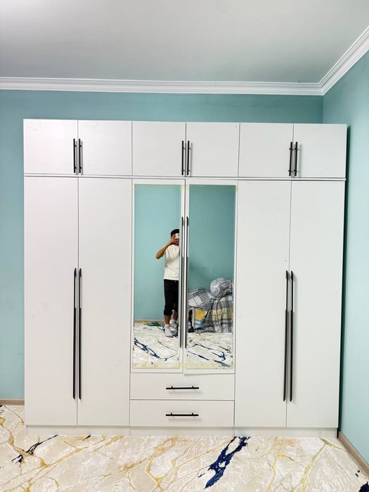 Shkaf sotiladi dastafka ustanovka bepul buladi ichida