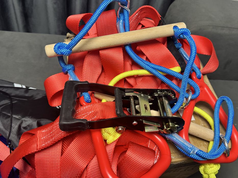 set de traseu cu obstacole și slackline pentru copii (tip Ninja Slackline), ideal pentru montarea în curte între doi copaci