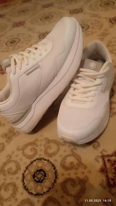 Кроссовки женские 37 размер