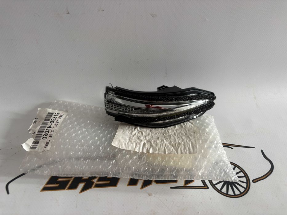 Semnal oglinda dreapta Toyota Rav4 dupa 2012 original cod 81730-42020 NOU