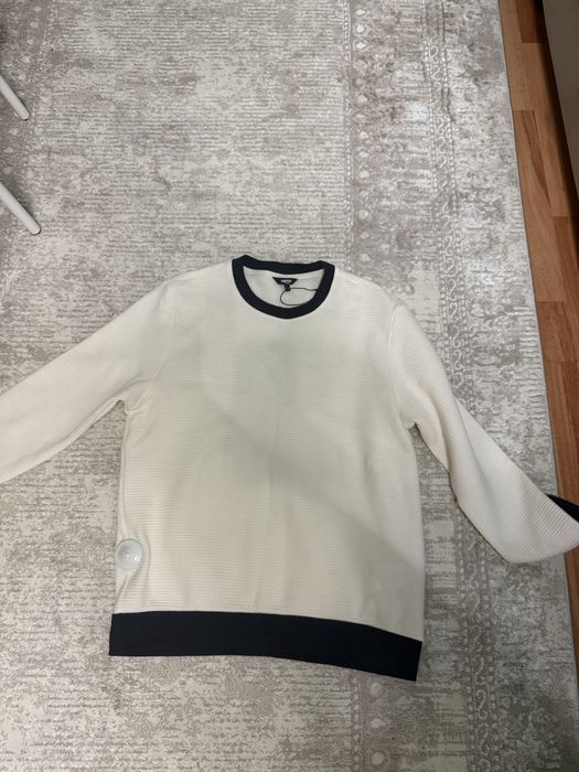 свитшот новый в белом цвете