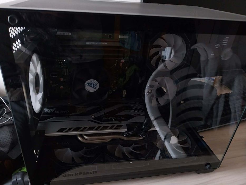 Геймърски компютър с Монитор и д-р. i5-4460, 4GB RX570, 16GB RAM, SSD 120GB и SSD 480GB