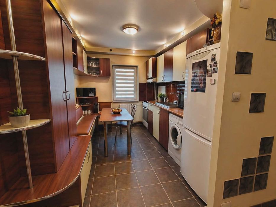 Vând apartament în Drobeta-Turnu-Severin central decomandat et 2 parcare 2 camere zona Linzz Babeș